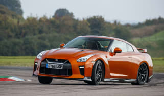 Header GT-R